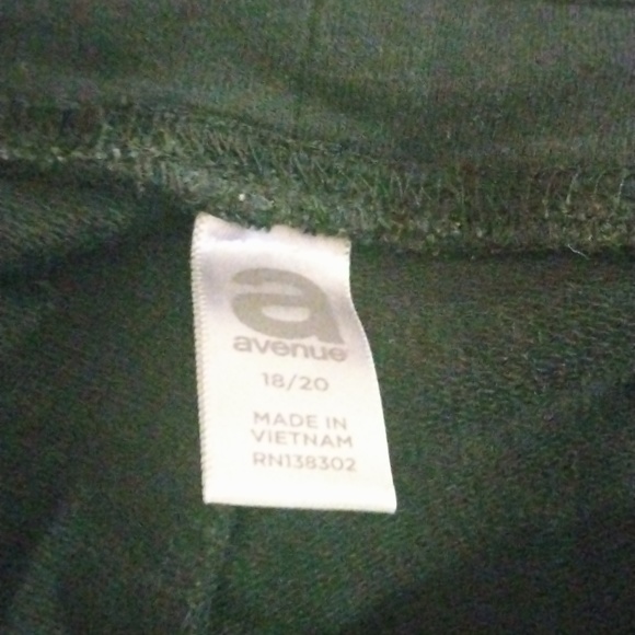 Black woman's plus capris 16/20 Avenue - Picture 3 of 5